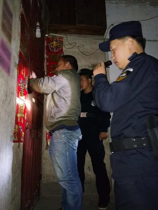 大连粗心妈妈误将幼女锁家中 