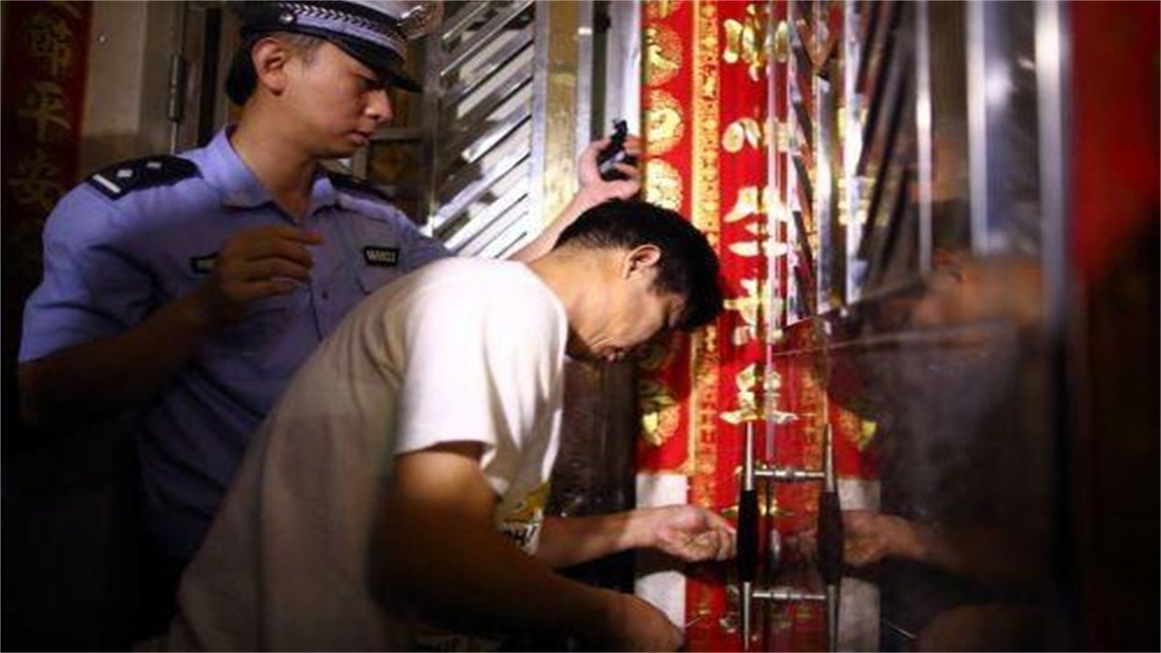 大连请开锁师傅开了锁后，师傅